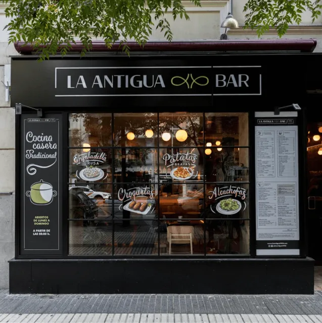 Fachada del local e iluminación exterior de La Antigua Bar